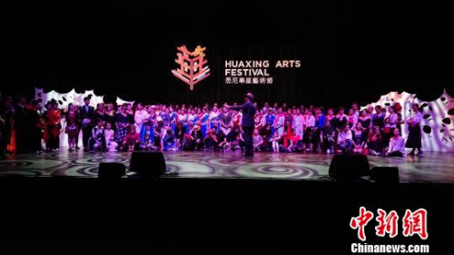 悉尼華星藝術(shù)團(tuán)團(tuán)長余俊武指導(dǎo)演員排練。　陶社蘭 攝