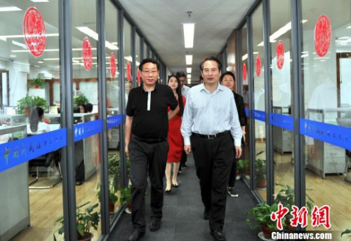 圖為：譚天星調(diào)研<a target='_blank' >中新社</a>浙江分社。　李晨韻 攝