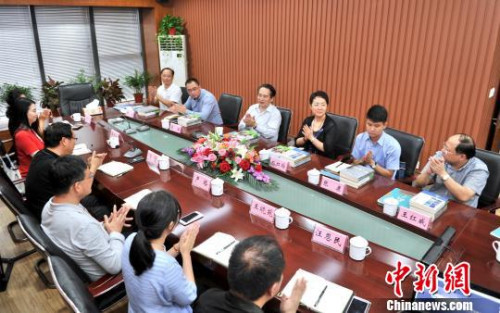 圖為：譚天星調(diào)研<a target='_blank' >中新社</a>浙江分社。　李晨韻 攝