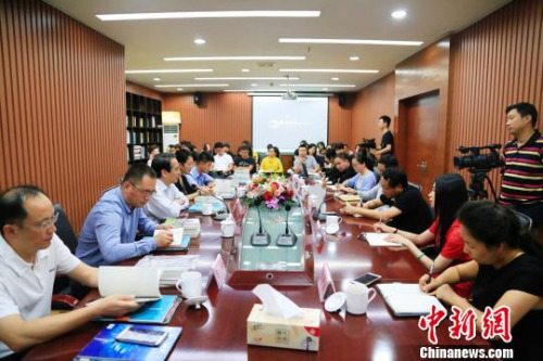 圖為：譚天星調(diào)研<a target='_blank' >中新社</a>浙江分社。　王遠(yuǎn) 攝