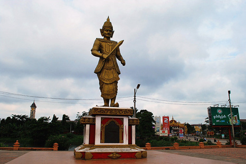 同古老城外矗立的莽瑞體大帝雕像。本文圖片 朱諾