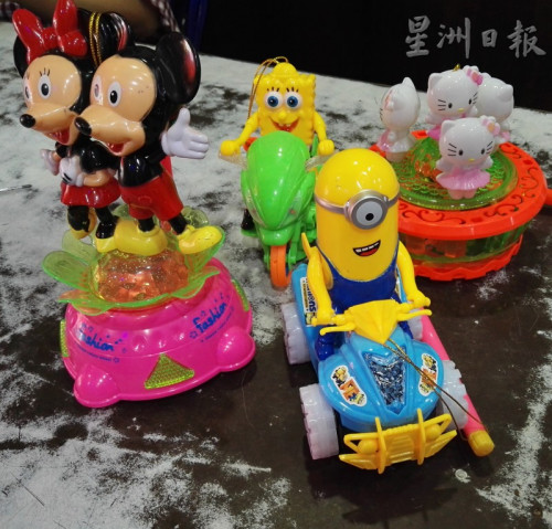 卡通電子燈籠也是小孩的選擇之一。（馬來西亞《星洲日報》） 