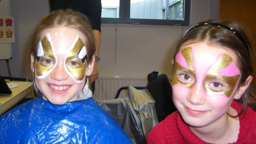 走出倫敦，在英國各地中小學舉辦中國戲曲工作坊，深受孩子們的喜愛。（BBC中文網）