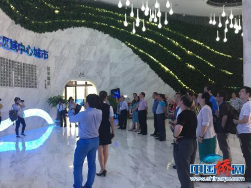 考察團(tuán)在常德市規(guī)劃館參觀?！●T光武　攝