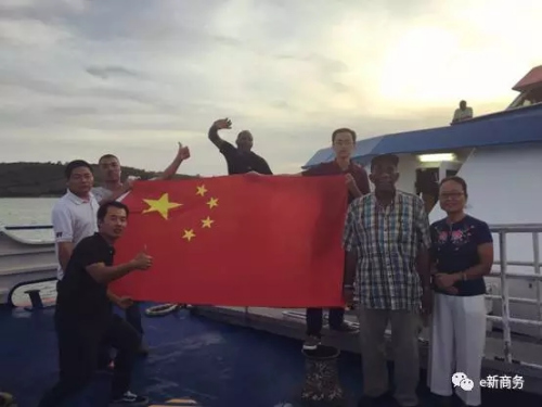 救援船起航前與經(jīng)商處負(fù)責(zé)人孫金煥、中土集團(tuán)員工以及船長合影。(商務(wù)部團(tuán)委e新商務(wù)微信公眾號圖片)