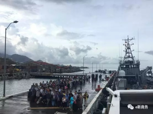 首批中企員工和華人華僑于多米尼克首都羅索等待登上救援船。(商務(wù)部團(tuán)委e新商務(wù)微信公眾號圖片)
