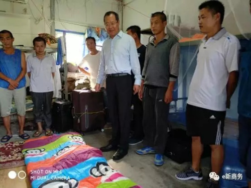 駐安巴大使王憲民剛下飛機立刻前往慰問撤離中企員工。(商務(wù)部團(tuán)委e新商務(wù)微信公眾號圖片)