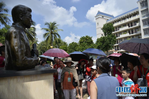 圖為親子游家庭在文昌中學(xué)內(nèi)參觀。
