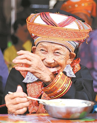 穿上節(jié)日的盛裝，長壽老人的幸福溢于言表。 黃勝林/攝