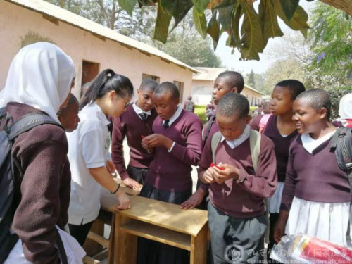 學生體驗剪紙。（國家漢辦網站圖片）