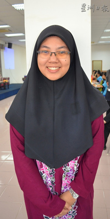 諾阿迪佳的志愿是當華文老師。（馬來西亞《星洲日報》）