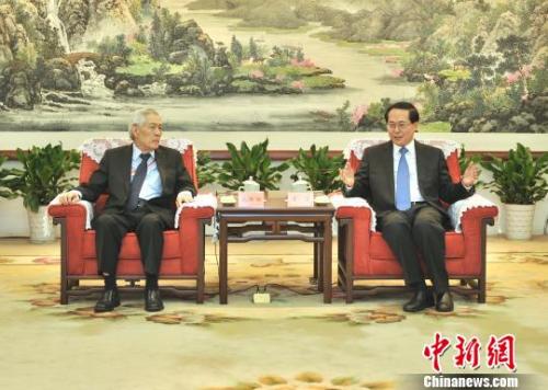 浙江省委書記車俊會(huì)見中國海外交流協(xié)會(huì)海外理事浙江行的部分代表?！±畛宽?攝