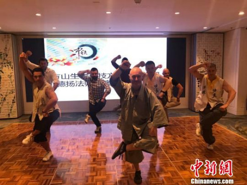 “洋弟子”表演中國功夫。　一諾 攝