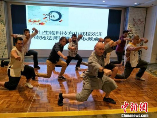 “洋弟子”表演中國功夫?！∫恢Z 攝