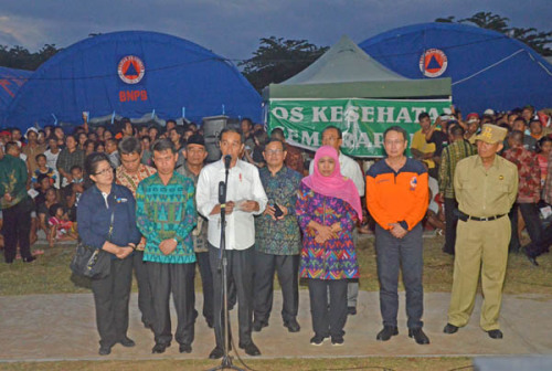 周二（26日），佐科總統(tǒng)在內(nèi)閣秘書帕拉摩諾阿儂、社會部長科菲法因達(dá)爾帕拉萬薩和衛(wèi)生部長妮拉穆盧克，及巴厘島地方政府官員陪同下，視察其中一所位于Klungkung的居民避難所（Stadion Soecapura）后，舉行記者說明會。（印度尼西亞《商報》）
