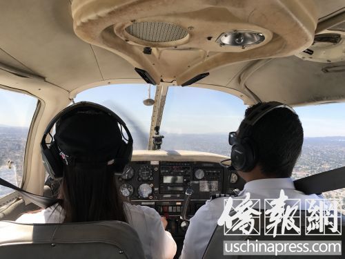 胡女士在飛機開動前進行例行檢查。(美國《僑報》章寧/攝)
