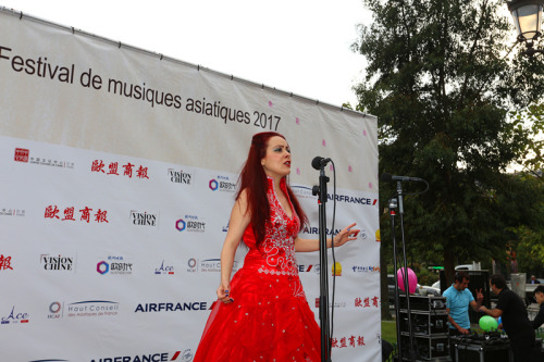 蒙特維爾演唱《茉莉花》。（法國(guó)《歐洲時(shí)報(bào)》/黃冠杰 攝）