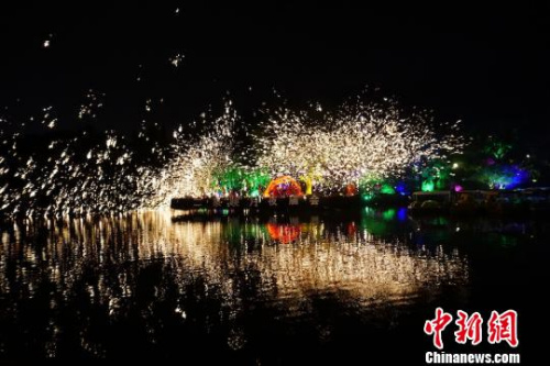 “火龍鋼花”是集造型、表演、激越火爆于一身的民間傳統(tǒng)藝術(shù)。　孫權(quán) 攝