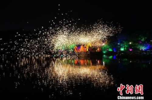 圖為“火龍鋼花”表演現(xiàn)場(chǎng)。　孫權(quán) 攝