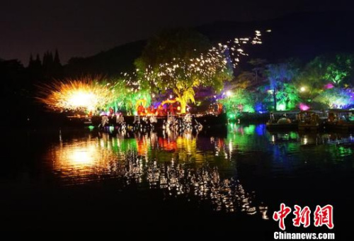 遠(yuǎn)遠(yuǎn)看去，鋼花灑向天空映襯湖水，如同一只展翅的蝴蝶一般，美麗不可方物?！O權(quán) 攝