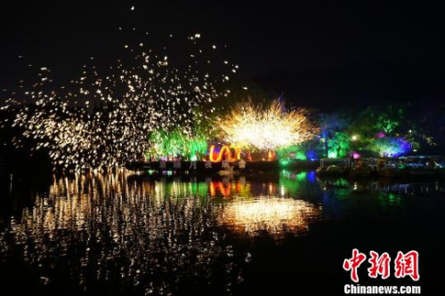 “火”是“火龍鋼花”的主要特色，配合著湖水的映襯，美不勝收。　孫權(quán) 攝