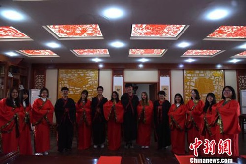 圖為外國留學(xué)生在河北感受中秋節(jié)氣息。　李洋 攝