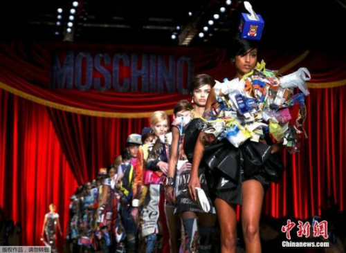 2017年當(dāng)?shù)貢r(shí)間2月23日，米蘭國(guó)際時(shí)裝周，場(chǎng)內(nèi)上演了充滿生活氣息的一場(chǎng)時(shí)裝秀。