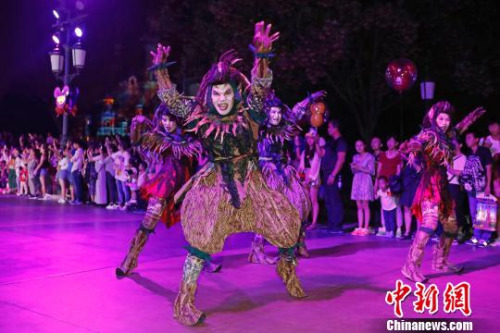 上海迪士尼樂園特別呈現(xiàn)夜間巡游?！∫罅⑶?攝