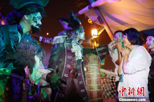 上海迪士尼樂園寶藏灣的“幽靈海盜們”隨時(shí)出現(xiàn)在游客的身邊?！∫罅⑶?攝