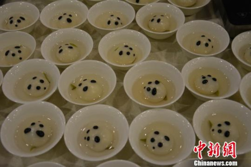 圖為熊貓湯圓?！≈軋A韻 攝