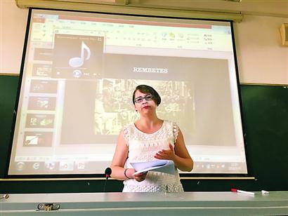 烏拉尼亞·卡塔烏塔在課堂上。