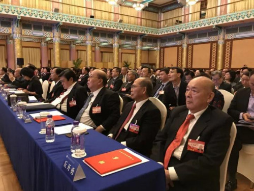 參會(huì)代表認(rèn)真聆聽(tīng)報(bào)告。