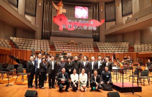 國(guó)僑辦主任裘援平（中）與樂(lè)團(tuán)成員合影。<a target='_blank' >中新社</a>記者 張宇 攝