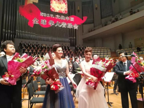 音樂(lè)家們手捧觀眾獻(xiàn)上的鮮花。現(xiàn)場(chǎng)僑胞供圖