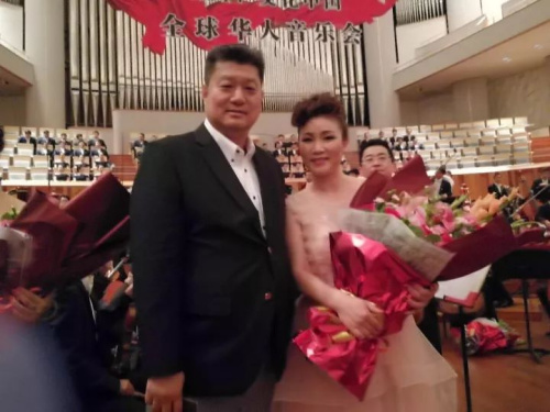 僑胞觀眾與音樂(lè)家合影?，F(xiàn)場(chǎng)僑胞供圖