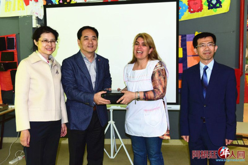 阿根廷布市中西文雙語公立學(xué)校獲贈學(xué)習(xí)用具。(阿根廷華人網(wǎng))
