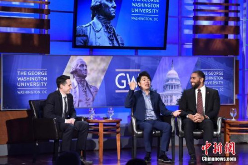當(dāng)?shù)貢r(shí)間9月28日，首輪中美社會(huì)和人文對(duì)話在華盛頓舉行。中國(guó)鋼琴家郎朗（中）參加中美青年代表對(duì)話活動(dòng)，分享當(dāng)年初到費(fèi)城遭遇“文化沖擊”的往事。<a target='_blank' >中新社</a>記者 鄧敏 攝