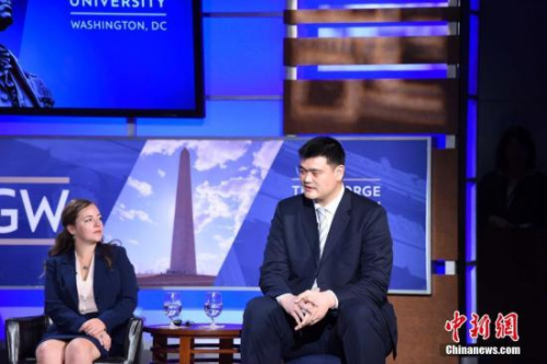 當(dāng)?shù)貢r(shí)間9月28日，首輪中美社會(huì)和人文對(duì)話在華盛頓舉行。籃球明星姚明（右）參加中美青年代表對(duì)話活動(dòng)，分享當(dāng)年初到休斯敦的往事。<a target='_blank' >中新社</a>記者 鄧敏 攝