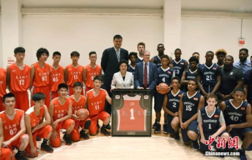 當(dāng)?shù)貢r(shí)間9月25日，中國(guó)國(guó)務(wù)院副總理劉延?xùn)|在Nike紐約總部觀看中美中學(xué)生男籃友誼賽，并與雙方球員合影留念。<a target='_blank' >中新社</a>記者 刁海洋 攝