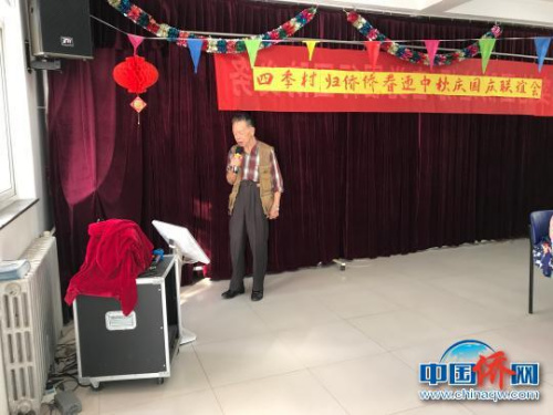天津大學(xué)四季村社區(qū)歸僑僑眷舉辦迎兩節(jié)聯(lián)誼會。鐘欣 攝
