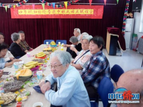 天津大學(xué)四季村社區(qū)歸僑僑眷舉辦迎兩節(jié)聯(lián)誼會。鐘欣 攝