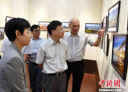 此次展覽共展出近120幅展示香港多姿多彩的城市面貌、美景、美食以及未來發(fā)展藍(lán)圖的攝影作品，吸引觀展閩港嘉賓的目光?！∮浾邉⒖筛z