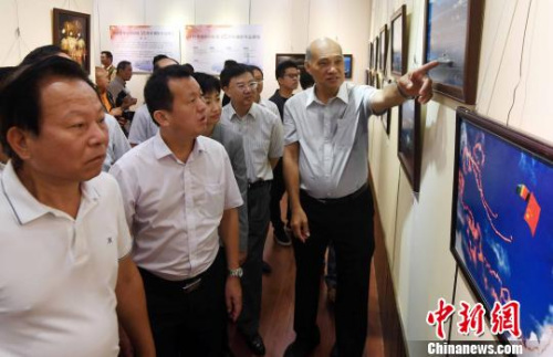 慶祝香港回歸祖國二十周年攝影作品展，吸引觀展閩港嘉賓的目光?！∮浾邉⒖筛z