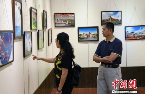 慶祝香港回歸祖國二十周年攝影作品展，吸引觀眾眼球?！∮浾邉⒖筛z