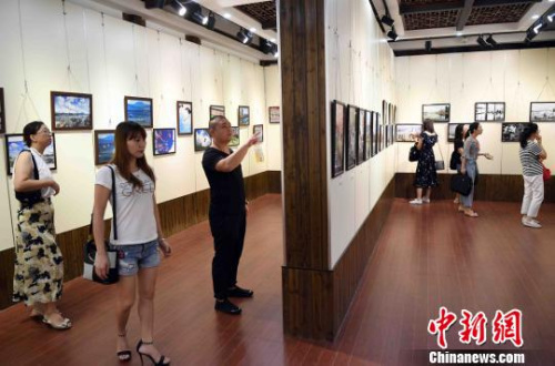 慶祝香港回歸祖國二十周年攝影作品展在福州三坊七巷福建省華僑文化展示中心開幕?！∮浾邉⒖筛z