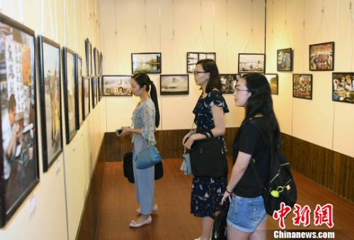 慶祝香港回歸祖國二十周年攝影作品展，吸引觀眾眼球。　記者劉可耕　攝
