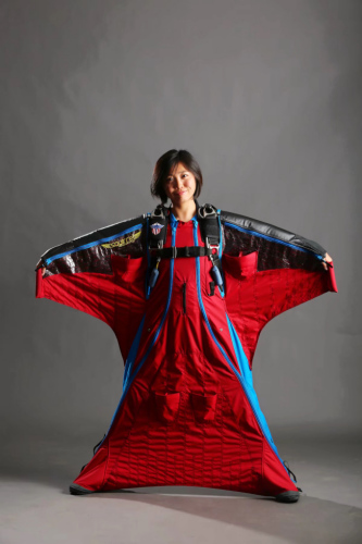 于音展示高空飛行用翼裝。（美國《世界日報》/于音提供）