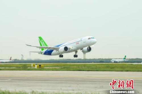 9月28日上午，C919大型客機10101架機在上海浦東機場完成一架次檢飛任務?！≈袊田w公司 攝