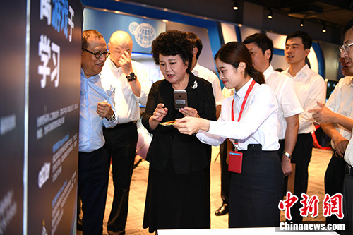 資料圖為國務(wù)院僑務(wù)辦公室主任裘援平赴福建“僑夢苑”調(diào)研。<a target='_blank' >中新社</a>記者 王東明 攝