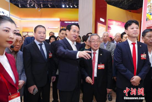 9月30日，中國國僑辦副主任譚天星與來京參加中國海外交流協(xié)會第六次會員大會的部分僑胞代表，在北京展覽館參觀了“砥礪奮進(jìn)的五年”大型成就展。<a target='_blank' >中新社</a>記者 劉震 攝